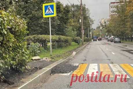 Москвичей возмутил несуразный новый бордюр. В Москве после ремонта дороги на Измайловском бульваре установили новый бордюр, понижение на котором не совпадало с пешеходным переходом. Чтобы повысить удобство, в районе зебры сделали пандус из асфальта, который возмутил жителей столицы своей несуразностью. Фотографии выложили в Telegram-канале «Москва с огоньком».