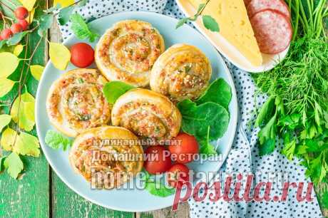 Рулетики из слоеного теста с колбасой и сыром, пошаговый рецепт с фото