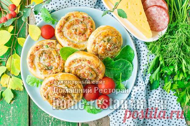 Рулетики из слоеного теста с колбасой и сыром, пошаговый рецепт с фото