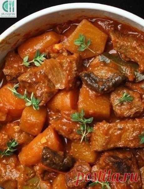 Нам принесли мясо, вкуснее которого я не ела в жизни. Оно было и жаренным и тушеным одновременно, ароматным но не забитым избытком специй. Оно таяло во рту, казалось чуть сладковатым, но с благородной кислинкой.. И мягкости необычайной