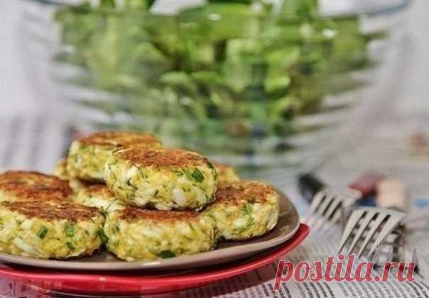 ​Сочные куриные котлеты с кабачком и рисом