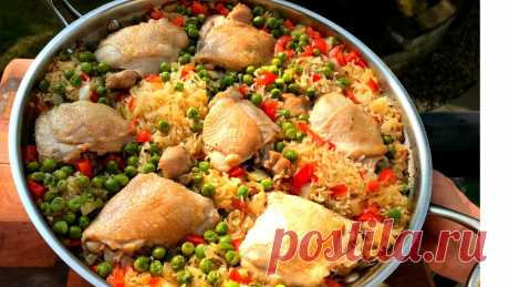 Курица с рисом в духовке на одной сковороде. Простой и вкусный рецепт риса в духовке. Ингредиенты: Куриные бёдра 7 шт рис 1 чашка замороженный зеленый горошек 1 чашка лук 1 шт чеснок 4 зуб перец болгарский 1 шт соевый соус растительное масло соль орегано молотый ЧилиПриготовление: 1. Мелко нарежем лук, измельчим чеснок и перец. Отставим нарезанные овощи в сторону. 2....
