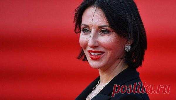 Алика Смехова Инстаграм: 50-летняя актриса в позе голубя удивила поклонников
