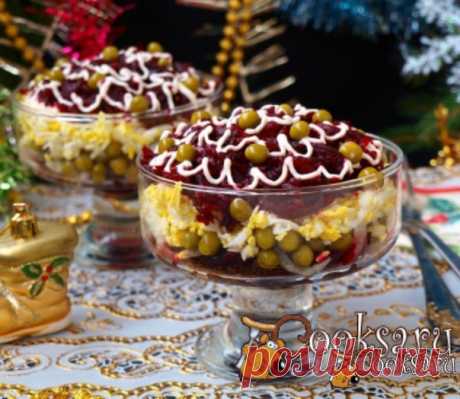 Салат из свеклы с маринованным луком и горошком Предлагаю вкусный и простой салат из свеклы с маринованным луком и горошком. Такой салат можно подать к мясным блюдам на завтрак или ужин или дополнить любой гарнир. Все составляющие салата простые и приготовить его под силу любой хозяйке.