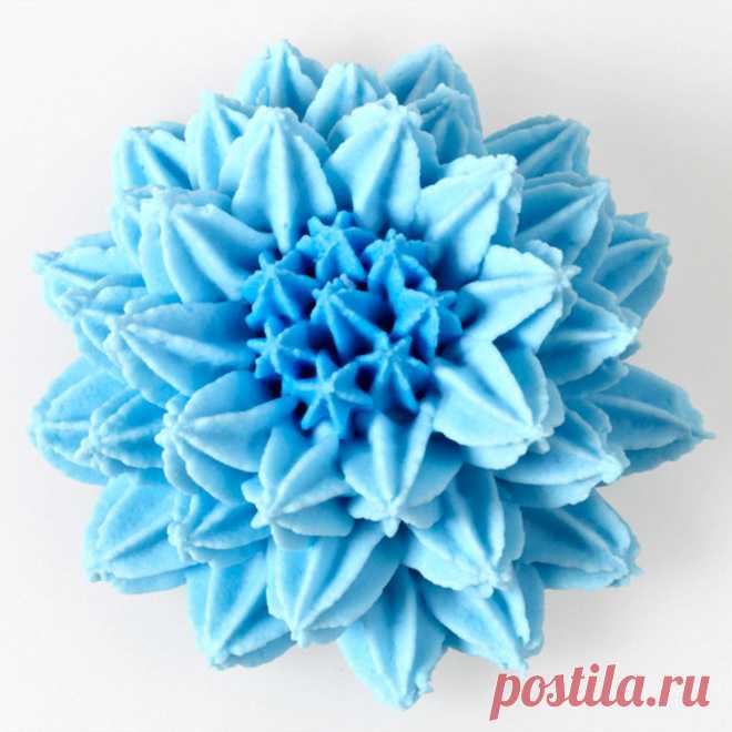 Pompom Flower A fun, easy flower made with pull-out stars that looks good alone on an individual treat or grouped together in a complete cake design.