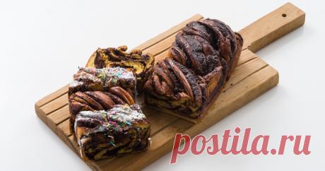 Сладкая пасхальная бабка. Рецепт с фотоинструкцией Смешать дрожжи и 1 чайной ложкой сахара со 125 мл воды комнатной температуры. Оставить на 5–10 минут.