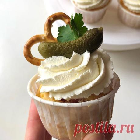 Исключительно и брутально: готовим сытные кексы с ветчиной, сыром и корнишонами | WOMAN