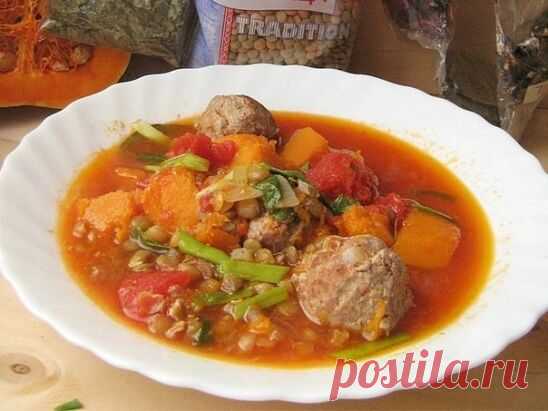 Суп Арабский горшочек 

Восток – дело тонкое, но невероятно вкусное. Арабский горшочек забрал ароматы душистых восточных специй и гармонию основных ингредиентов. Ничего лишнего – мясо, овощи и зеленая чечевица. Сытно, но не калорийно, вкусно и полезно!

Ингредиенты:

тыква - 700 г 
зеленая чечевица - 1 стак. 
фарш говяжий - 500 г 
яйцо - 1 шт.
томаты очищенные в собственном соку - 400 г 
репчатый лук - 1 шт. 
чеснок - 3 зубч. 
перец чили - 1 стручок 
вода – 1,5 л.
зеленый ...
