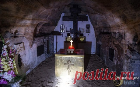 «На камне проступили буквы»: самые необычные святыни России Паломнические места в России — это не только Троице-Сергиева лавра, Великий Болгар или Иволгинский дацан. Есть не менее значимые для верующих, но не столь широко известные святыни, привлекающие богомо…