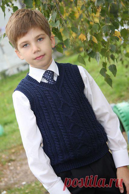 Детский жилет с аранами «Пембрук» спицами: размеры от 6 мес. до 8 лет