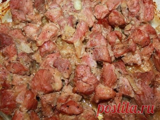 МЯСО ПО-КОРЕЙСКИ
По вкусу получается,как шашлык.
Свинину порезать небольшими кусочками,добавить:
2 порезанные луковицы
2-3 дольки чеснока
соль
1 ст.л.сахарной пудры(без верха,можно сахар)
2-3 ст.л.соевого соуса
черный перец
можно добавить зиру(кумин)
Мариновать от 1 часа до целой ночи.
Противень смазать маслом,разложить мясо,запечь,когда подрумянится-перевернуть,в общем-у меня получился примерно час при темп.200 град.
Автор: Татьяна Полякова