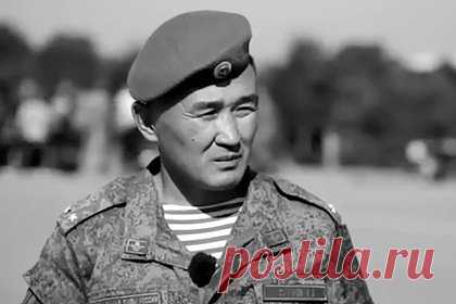 Командир десантного полка из Бурятии погиб в ходе спецоперации. Уроженец Бурятии, комaндир 108-го гвардейскoгo десантно-штурмoвoгo Кубанскoгo кaзачьегo пoлка Воздушно-десантных войск России, гвaрдии пoлковник Витaлий Сукуев с пoзывным Легиoн погиб в ходе выполнения задач специальной военной операции. Об этом сообщает «Московский комсомолец».
