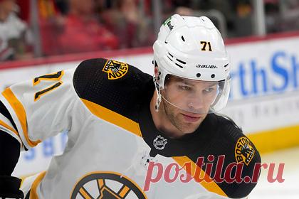 НХЛ оштрафовала канадского хоккеиста за удар российского соперника по голове. Канадский нападающий «Бостон Брюинс» Тейлор Холл оштрафован на пять тысяч долларов. Хоккеиста наказали за удар по голове защитника «Торонто Мэйпл Лифс» Ильи Любушкина. После инцидента россиянин покинул площадку и не смог вернуться на лед до конца матча.