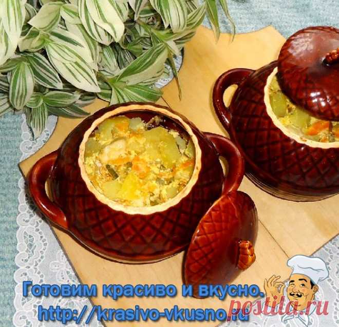 Картофель с курицей и овощами, приготовленные в горшочках.