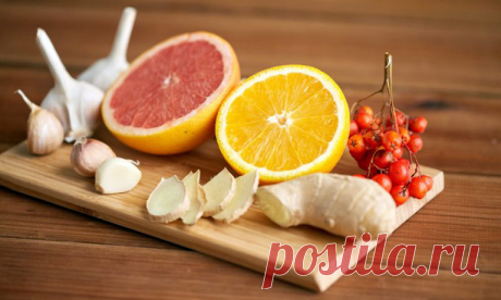 Какие продукты повышают иммунитет? Иммунитет — сложная, многоуровневая система защиты организма от внешних раздражителей. Ее достаточно легко подорвать, но сложно восстановить. Во время заболевания люди стремятся укрепить свой иммунитет, прибегая к различного рода медикаментам, забывая о продуктах для повышения иммунитета. В некоторых случаях они могут оказаться даже действеннее, чем витамины в таблетках.