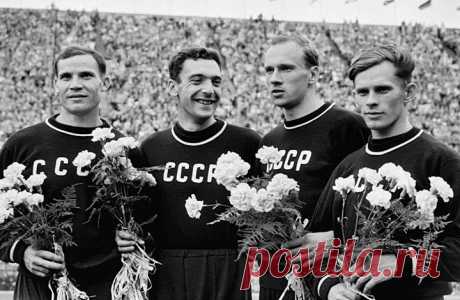 Почему спортивные куртки мы называем «олимпийкой». История этого названия связана, как нетрудно догадаться, с Олимпийскими играми. На свою первую Олимпиаду спустя почти 70-летний перерыв советские спортсмены приехали в сдержанных парадных костюмах, трикотажных шароварах и в толстовках с минималистичной надписью «СССР» на груди. Четыре года спустя качество олимпийской формы заметно улучшилось, и на фотографиях из летнего Мельбурна-56 можно заметить, что швейную резинку сменил воротник с…