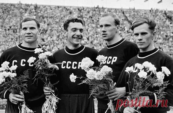 Почему спортивные куртки мы называем «олимпийкой». История этого названия связана, как нетрудно догадаться, с Олимпийскими играми. На свою первую Олимпиаду спустя почти 70-летний перерыв советские спортсмены приехали в сдержанных парадных костюмах, трикотажных шароварах и в толстовках с минималистичной надписью «СССР» на груди. Четыре года спустя качество олимпийской формы заметно улучшилось, и на фотографиях из летнего Мельбурна-56 можно заметить, что швейную резинку сменил воротник с…