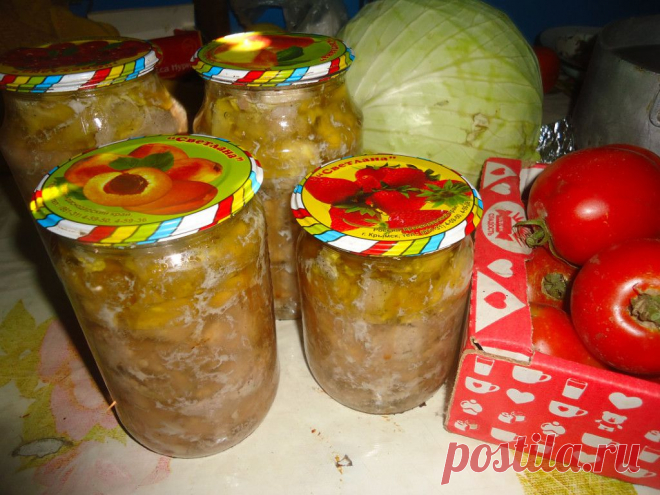 Будем делать тушенку! Шкуру  убираю, чистое мясо , режем кусочками , солим перчим , желательно ночь постоять. На дно банки по лаврушке, и воды ложки3--4, фольгой накрыть и в холодную духовку. Как сок поднимется до горлышка банки ,убавить огонь и где то на 3 часа , закатать.