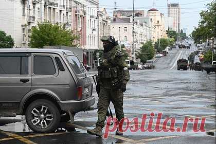Пригожин объявил о развороте колонн «Вагнера» и отводе в полевые лагеря. Основатель ЧВК «Вагнер» Евгений Пригожин объявил о развороте колонн группировки и их отводе в полевые лагеря. «Сейчас наступил тот момент, когда кровь может пролиться», — сказал бизнесмен, объясняя решение об отводе. Ранее о его согласии остановить колонны «Вагнера» заявила пресс-служба главы Белоруссии Лукашенко.