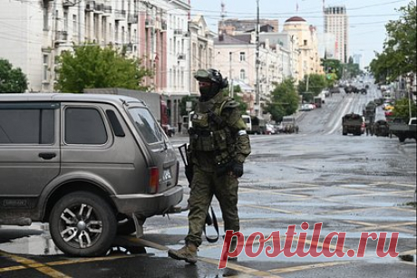 Пригожин объявил о развороте колонн «Вагнера» и отводе в полевые лагеря. Основатель ЧВК «Вагнер» Евгений Пригожин объявил о развороте колонн группировки и их отводе в полевые лагеря. «Сейчас наступил тот момент, когда кровь может пролиться», — сказал бизнесмен, объясняя решение об отводе. Ранее о его согласии остановить колонны «Вагнера» заявила пресс-служба главы Белоруссии Лукашенко.