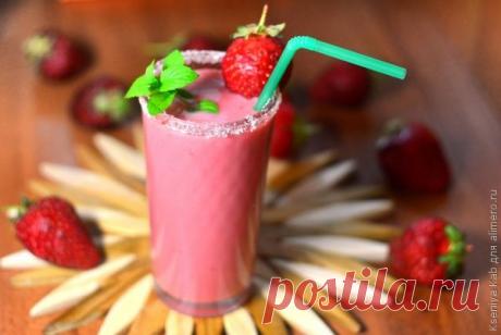 Клубничный коктейль с йогуртом и сывороткой