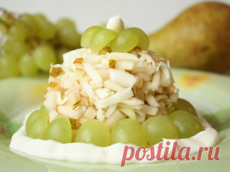 Салат с кальмарами и грушей