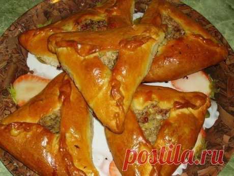ТОР - 10 ВКУСНАЯ И РУМЯНАЯ ВЫПЕЧКА!

Чудесные рецепты, для Вас наши дорогие!)

1. Пирожки с капустой

Ингредиенты:

500 г дрожжевого слоеного теста
400 г капусты
2 ст.л. томатной пасты
2 яйца
соль
перец
растительное масло для жарки

Если вы хотите чтобы начинка из капусты получилась очень мягкая, практически не ощутимая, то можно предварительно залить нашинкованную капусту кипятком, и оставить на 5-10 минут. Затем воду слить и обжарить. Если любите слегка хрустящую капусту...