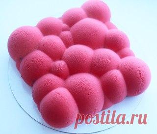 Что такое муссовый торт? Это - современный десерт, состоящий из нежного мусса, фруктово-ягодной начинки и тонкого слоя бисквита (дополнительно в торте могут присутствовать хрустящий слой, карамель, орехи и тд). Вес таких тортиков очень отличается от бисквитных.Если к примеру бисквитный средний торт на 8-10 человек будет весить килограмма 2, то бисквитный торт имеет вес в два раза меньше за счёт отсутствия ярусов бисквита.
Показать полностью…