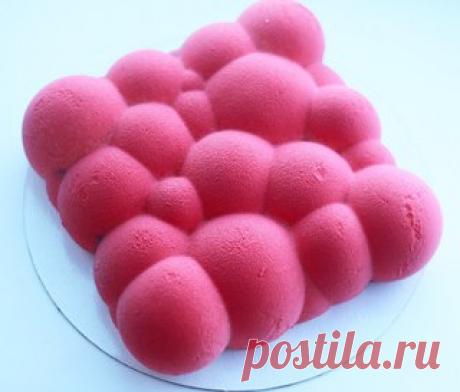 Что такое муссовый торт? Это - современный десерт, состоящий из нежного мусса, фруктово-ягодной начинки и тонкого слоя бисквита (дополнительно в торте могут присутствовать хрустящий слой, карамель, орехи и тд). Вес таких тортиков очень отличается от бисквитных.Если к примеру бисквитный средний торт на 8-10 человек будет весить килограмма 2, то бисквитный торт имеет вес в два раза меньше за счёт отсутствия ярусов бисквита.
Показать полностью…