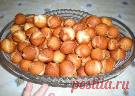 Ну очень вкусно!
А простооо......
Банка сгущенки + щепотка соли + 2 яйца + сода на кончике ножа + мука сколько возьмет тесто.
Раскатать шарики с фалангу мизинца, большие не делать, будут трескаться при жарке. Обжарить на растительном масле. ВСЕ!