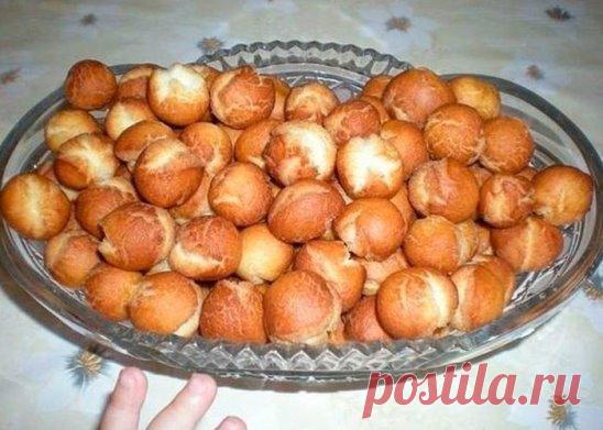 Ну очень вкусно!  
А простооо...... 
Банка сгущенки + щепотка соли + 2 яйца + сода на кончике ножа + мука сколько возьмет тесто. 
Раскатать шарики с фалангу мизинца, большие не делать, будут трескаться при жарке. Обжарить на растительном масле. ВСЕ!