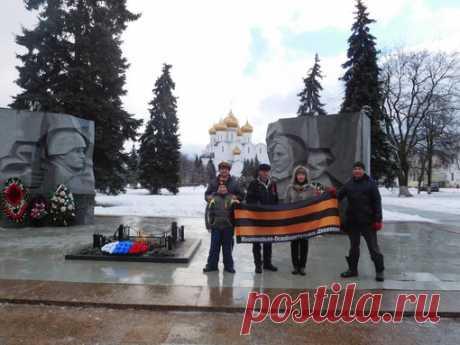 Мы это все-таки сделали! К нам присоединились сначала туристы, потом прохожие. Они были нам благодарны. А мы им. Так что я думаю, наша группа "флешмоб" имеет право на дальнейшее существование, город принимает хорошие песни, он по ним скучает.)