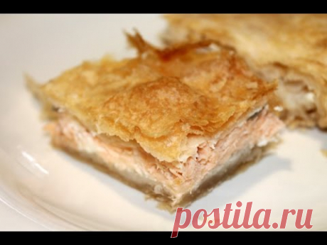 Пирог из слоеного теста с лососем и сливочным сыром