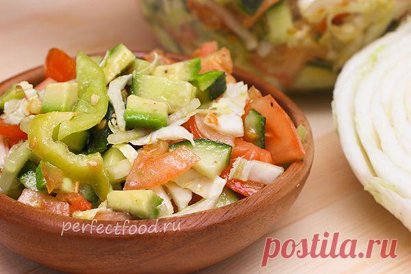 Салат из свежих овощей с авокадо и пекинской капустой | Добрые вегетарианские рецепты с фото и видео