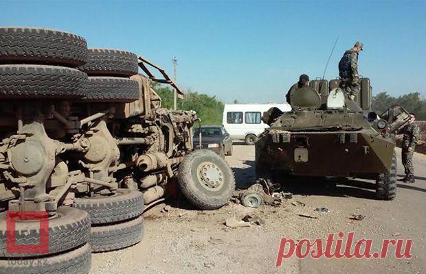 В результате ДТП с участием КамАЗа и БТР под Астаной пострадали четверо военных -   так  "веселятся "только  казахи.