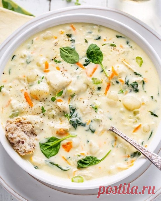 ​Куриный суп с картофельными клёцками Ингредиенты:Куриные грудки без костей — 3–4 шт.Сельдерей — 1 стебельЛук репчатый — ½ шт.Чесночный порошок — 2 ч. л.Тимьян — 1 ч. л.Морковь — 1 шт.Оливковое масло — 1 ст. л.Куриный бульон — 1 лСоль, перец — по вкусуКартофельные ньокки...