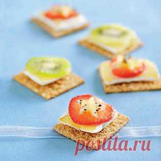 Канапе с крекерами и клубникой » Вкусное, Рецепты с фото, Закуски, Салаты, Супы, Блюда из мяса, Блюда из птицы, Блюда из рыбы и морепродуктов, Блюда из овощей, Блюда из теста, Десерты, Напитки
