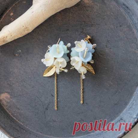 房咲きピアス／イヤリング（ブルーミックス） すりガラスのような質感の花を束ねたピアス（イヤリング）です。ポリマークレイで製作した花に、ゴールドの葉と長めのチェーンを添えました。------------ご購入時に備考欄へ希望の金具をご記入ください。ピアス（16金メッキ）ピアス（アレルギー対応：医療用ステンレス）ネジバネイヤリング（幅が調整できます。耳が厚いタイプの方にオススメです）ノンホールピアス（アレルギー対応：透明樹脂）------------［サイズ］ モチーフ全体の長さ：6.5cmポリマークレイを手作業で一つひとつ制作しています。ゆがみ・色むら・小さな繊維が入り込んでいる場合があります。手作りの品であることをご理解の上ご検討ください。［ギフトラッピング］オプションからご購入いただけます。・箱のみ：190円・3点セット：300円&gt;　箱&gt;　メッセージカード / 　　オプションの4種からご選択いただけます&gt;　袋 /　　 持ち手付き紙バックまたは贈り先に直接お届けの場合はリボン付き紙袋　　 ご指定は備考欄へお書き添えください。　　 指定がない...