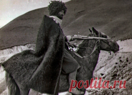 Абреками на Кавказе называли изгоев, одиночек, вынужденно ушедших в горы из родного аула из-за какого-то преступления или ради совершения кровной мести