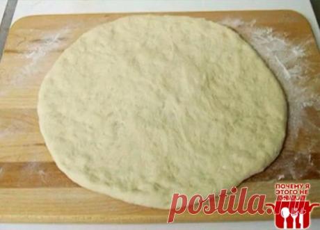 ТЕСТО ДЛЯ ПИЦЦЫ ПРАВИЛЬНОЕ - ЗАБИРАЙТЕ НА СТЕНУ, ЧТОБЫ НЕ ПОТЕРЯТЬ! 
Это тесто отлично подойдет как для пиццы, так и для кальцоне. Также его 
можно заморозить – качество от этого не пострадает. Этого теста хватает 
на 2 пиццы. 
Ингредиенты: 
500 гр муки 
250 мл воды 
70 мл масла 
15 гр дрожжей (3-4 гр сухих) 
1 чайная ложка сахара 
1 чайная ложка соли 
Приготовления: 
1.В теплую воду добавить дрожжи и сахар,перемешать и подождать когда 
начнут пениться 
2.К дрожжам добавить половину нормы 
м