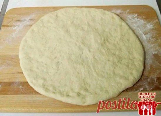 ТЕСТО ДЛЯ ПИЦЦЫ ПРАВИЛЬНОЕ - ЗАБИРАЙТЕ НА СТЕНУ, ЧТОБЫ НЕ ПОТЕРЯТЬ! 
Это тесто отлично подойдет как для пиццы, так и для кальцоне. Также его 
можно заморозить – качество от этого не пострадает. Этого теста хватает 
на 2 пиццы. 
Ингредиенты: 
500 гр муки 
250 мл воды 
70 мл масла 
15 гр дрожжей (3-4 гр сухих) 
1 чайная ложка сахара 
1 чайная ложка соли 
Приготовления: 
1.В теплую воду добавить дрожжи и сахар,перемешать и подождать когда 
начнут пениться 
2.К дрожжам добавить половину нормы 
м