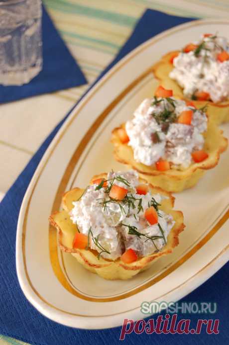 Картофельные тарталетки с огурчиками и селедочкой