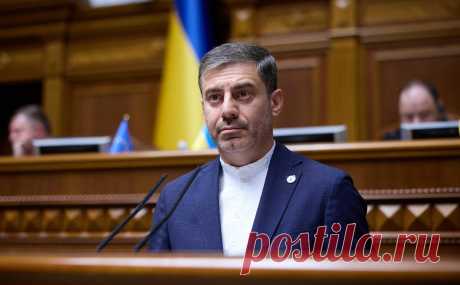 На Украине раскрыли схему выезда родных чиновников за рубеж с сиротами. Несколько родственников чиновников из соцслужб Киева выступили сопровождающими при эвакуации сирот в Германию, а затем остались за границей. Схему раскрыли в офисе омбудсмена Лубинца, там предположили, что это не единичные случаи