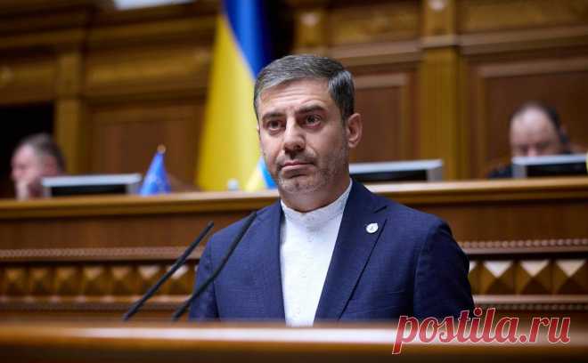 На Украине раскрыли схему выезда родных чиновников за рубеж с сиротами. Несколько родственников чиновников из соцслужб Киева выступили сопровождающими при эвакуации сирот в Германию, а затем остались за границей. Схему раскрыли в офисе омбудсмена Лубинца, там предположили, что это не единичные случаи