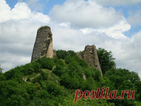 Экскурсии по Грузии.  Грузия усыпана историческими памятниками культуры.  Горные пейзажи производят ошеломляющие впечатления. Побывав в Грузии вы влюбитесь в местный колорит. Вы увидите винные погреба так называемый(завод) где гонят чачу,  поучаствовав и даже попробовав прямо из крана. Шашлык пожаренный на виноградной лозе лучшая закуска для крепкой и чистой чачи.  Каждый день вашего нахождения в Грузии будет насыщен приятными впечатлениями которые запомнятся на долго.