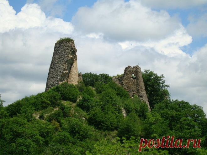 Экскурсии по Грузии.  Грузия усыпана историческими памятниками культуры.  Горные пейзажи производят ошеломляющие впечатления. Побывав в Грузии вы влюбитесь в местный колорит. Вы увидите винные погреба так называемый(завод) где гонят чачу,  поучаствовав и даже попробовав прямо из крана. Шашлык пожаренный на виноградной лозе лучшая закуска для крепкой и чистой чачи.  Каждый день вашего нахождения в Грузии будет насыщен приятными впечатлениями которые запомнятся на долго.