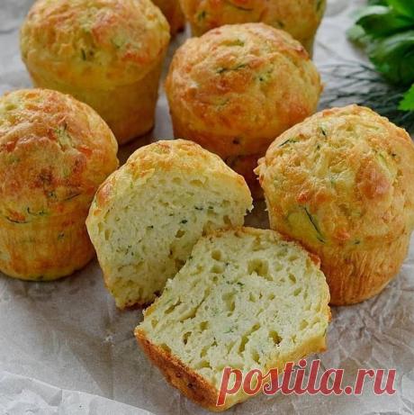 Рецепт Кабачковые кексы с сыром Сочные сытные кексы для любителей кабачков и сыра. Универсальная закуска, простая в исполнении и такая вкусная. Нежные цукини и ароматный твердый сыр, что же ещё нужно для наслаждения?