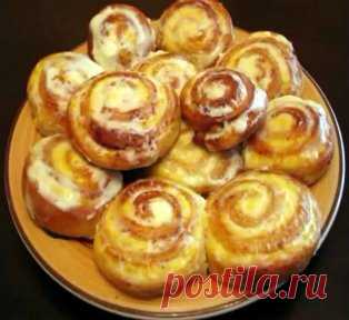 ТВОРОЖНЫЕ ЗАВИТУШКИ в СМЕТАННОЙ ЗАЛИВКЕ Сказать что это вкусно- это ничего не сказать-это просто ФАНТАСТИЧЕСКИ, НЕРЕАЛЬНО ВКУСНО!!!Завитушки получаются такими ВОЛШЕБНО МЯГКИМИ. В доме стоит такой умопомрачительный АРОМАТ!!! Описывать бесполезно, это нужно пробовать! 
В этом рецепте творожные завитушки сразу же после выпечки заливают сметанной заливкой, плотно укупоривают и в таком виде оставляют до полного остывания. В результате завитушки получаются такими волшебно мягкими, пропитанными сметан