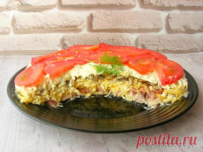 Слоеный салат Чикаго. Просто, вкусно и все сыты! Сегодня предлагаю вам интересный рецепт салата. Слоеный салат «Чикаго» готовится очень просто, получается вкусным, сочным и сытным. Кроме того, он яркий и красиво смотрится на столе, может быть как пр...