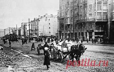 Культ (сто)личности. Как Петербург и Москва искали себя после переезда правительства. 105 лет назад правительство большевиков "временно" переехало из Петрограда в Москву. Поезд ушел в один конец — в 1922 году Москва официально стала столицей СССР и России в его составе. Переезд кардинально изменил жизнь двух столичных городов, вынужденных обретать себя заново. XX и XXI века стали временем стремительных и тяжелых перемен, менялись идентичности и образ Москвы и Петербурга, оба…